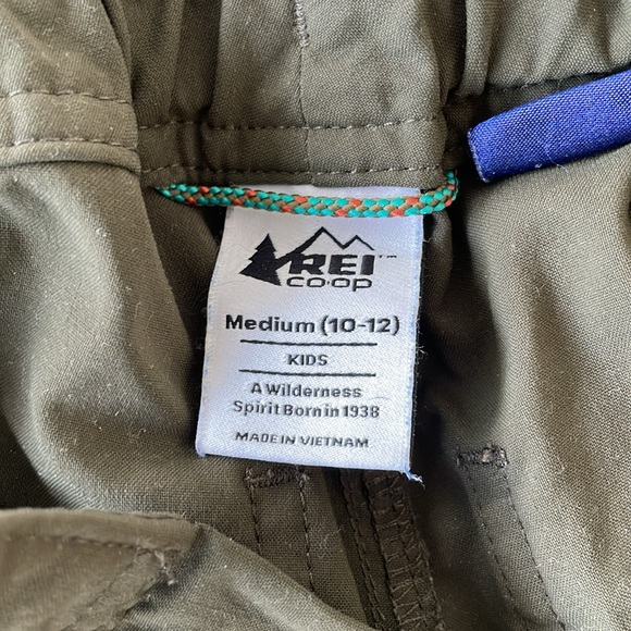Kids Olive REI hiking pants with detachable lower bottoms to make into shorts - Picture 3 of 7